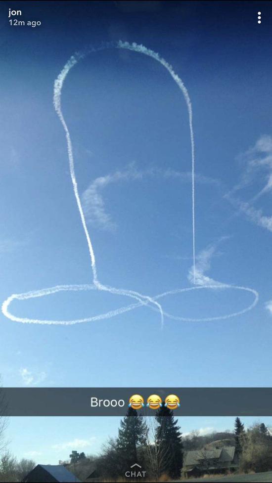 2017年,美国海军一名飞行员在华盛顿奥卡诺根县附近天空画了类似图案。图源:推特