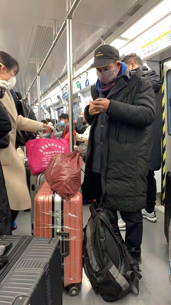  北京地铁，带着行李的乘客 图片来源：受访者提供