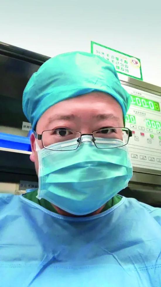  · 2018年，李文亮在武汉中心医院。