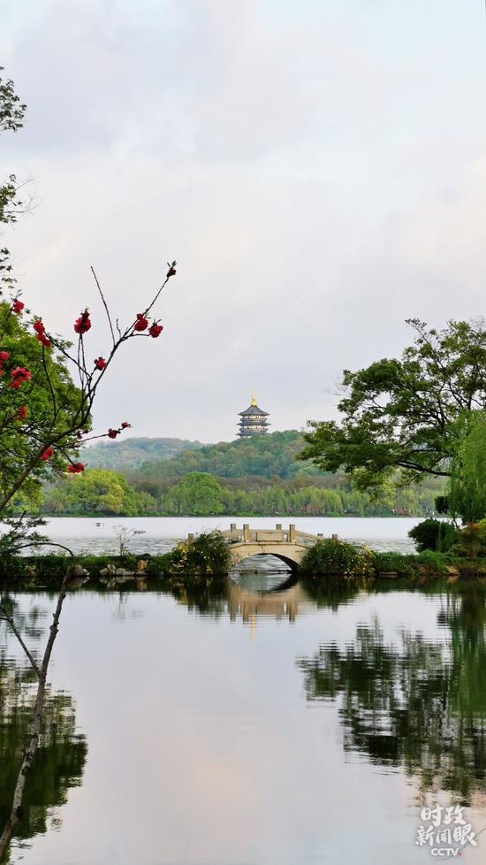  △杭州西湖，水光潋滟。（总台央视记者张晓鹏拍摄）