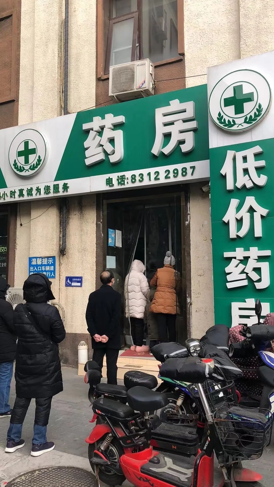 12月12日，北京西城区排队购买感冒药的市民。摄影/本刊记者 张旭