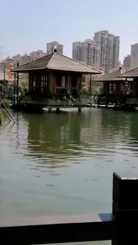 丈夫每月发工资就神秘失联，妻子偷偷尾随，真相让人泪目