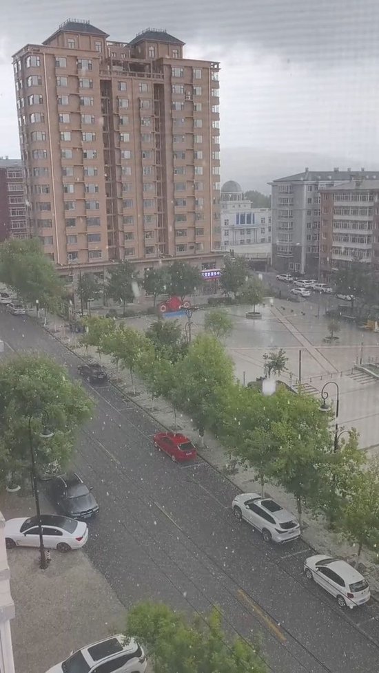 黑龙江绥芬河市突遇冰雹天气，目击者：大的形如核桃，持续20分钟，有车辆被砸受损