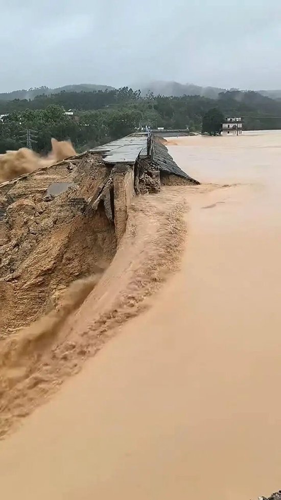 广西横州六蓝水库出现险情，洪水席卷下游村庄，村支书：大部分村民已转移，仍有约60人被困，当地信号交通已中断