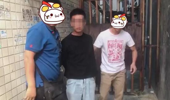 蠢贼砸车盗窃拍视频传网：靠自己致富的样子 真帅