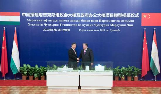 ↑6月15日，习主席在杜尚别同拉赫蒙总统会谈。会谈后，两国元首共同出席中方援塔议会大楼、政府办公大楼项目模型揭幕仪式。新华社记者王晔摄