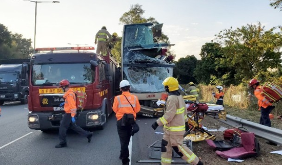香港公路大巴猛撞路树 至少5人死亡32人受伤