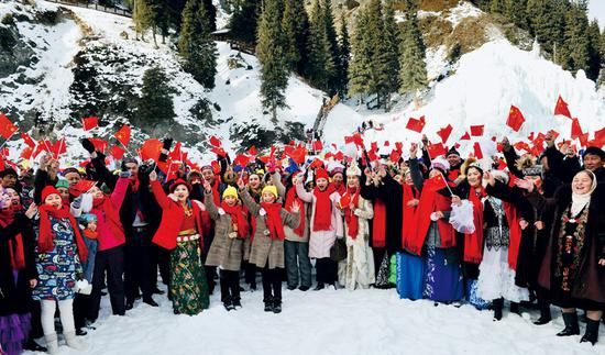 中华民族一家亲，同心共筑中国梦，这是全体中华儿女的共同心愿，也是全国各族人民的共同目标。实现这个心愿和目标，离不开全国各族人民大团结的力量。图为2018年12月31日，千余名群众齐聚乌鲁木齐天山大峡谷，同唱《我和我的祖国》，表达对祖国的挚爱。 新疆维吾尔自治区党委宣传部供图