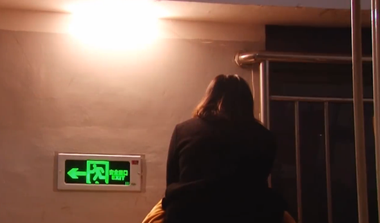 太拼!考研生每天站窗口背书7小时 最后一幕酸了