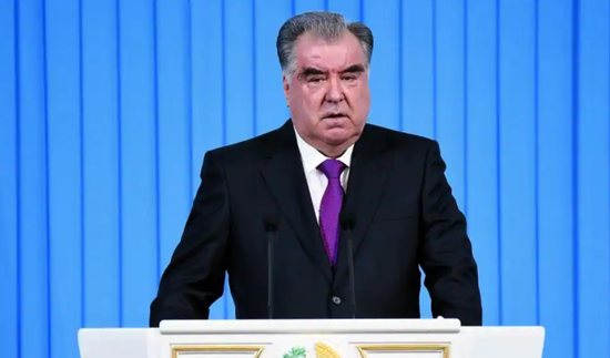  塔吉克斯坦总统埃莫马利·拉赫蒙26日讲话（图源：外媒）