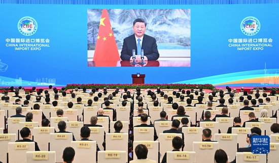 11月4日晚，国家主席习近平以视频方式出席第四届中国国际进口博览会开幕式并发表题为《让开放的春风温暖世界》的主旨演讲。新华社记者 李响 摄