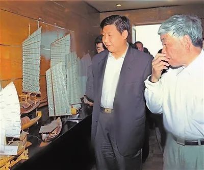 2001年4月，习近平到泉州海外交通史博物馆考察。（资料图片）
