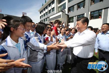 2016年9月9日，习近平离开北京市八一学校时与教师和学生依依惜别。图片来源：新华社