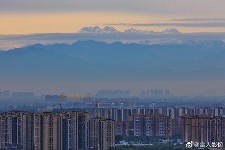 ↑成都雪山再现 图据网友@雷人影像