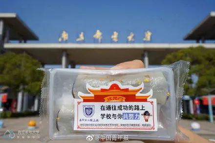 太拼!考研生每天站窗口背书7小时 最后一幕酸了