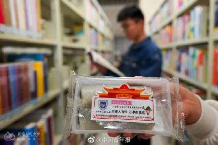 太拼!考研生每天站窗口背书7小时 最后一幕酸了