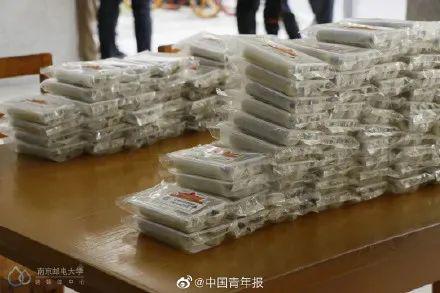 太拼!考研生每天站窗口背书7小时 最后一幕酸了