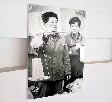· 年广久(左)在卖瓜子。