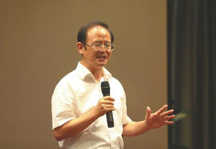  9月10日，王勇平在四川省2018年环保新闻发言人暨环境舆情应急处置培训班上讲课。