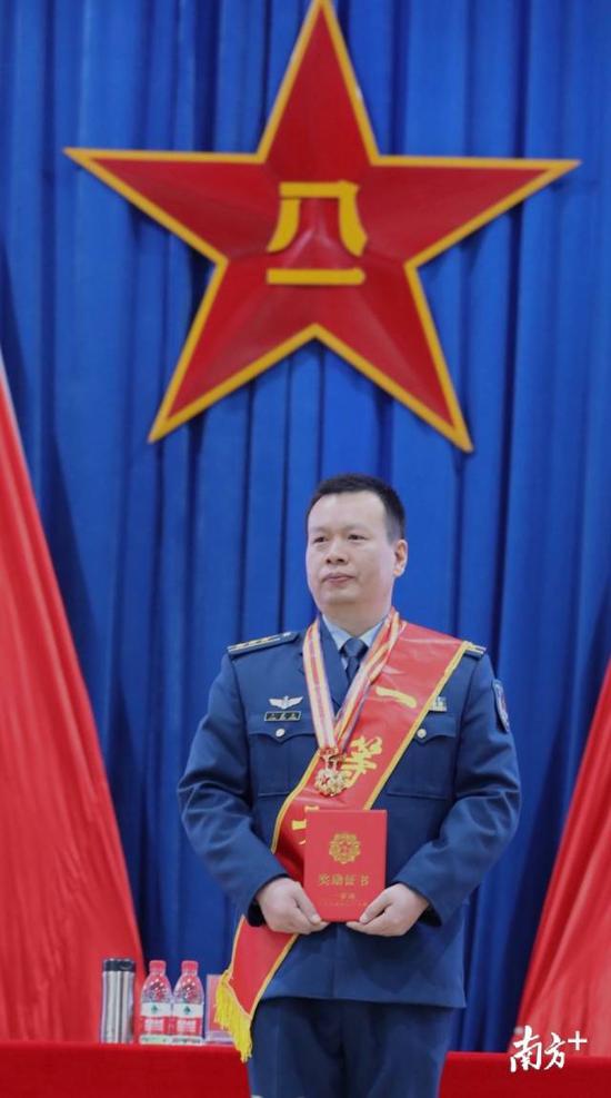 中国战机空中撞鸟 飞行员37秒内3次转向避开居民