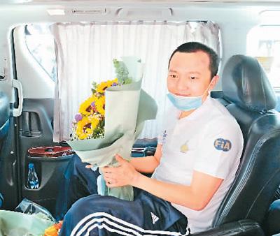 8月14日，在香港玛嘉烈医院，环球网记者付国豪坐车离开医院。新华社记者 王 申摄
