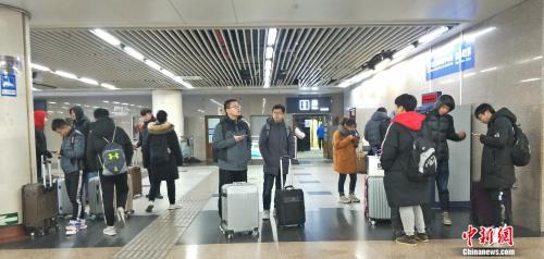 资料图:正在车站内候车的旅客。姚露 摄