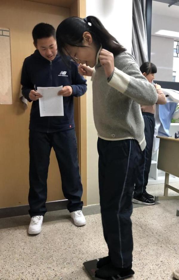 看到自己的體重,有人歡喜有人憂。錢江晚報 圖