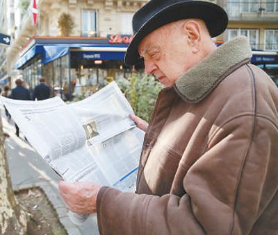 3月23日，巴黎市民阅读习近平主席在《费加罗报》上发表的署名文章。（本报记者  葛文博摄）