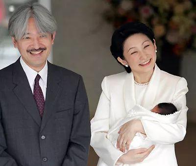 日本天皇家族:日本公布新年号 但新天皇一心只想做“宠妻狂魔” △文仁和刚诞下皇子的妻子亮相。