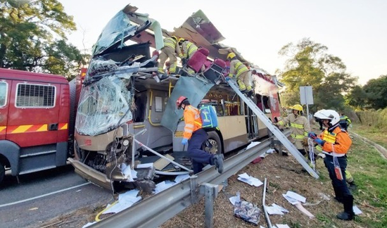 香港公路大巴猛撞路树 至少5人死亡32人受伤