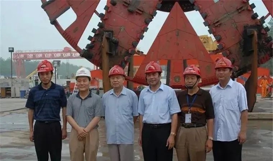 ·2008年，钱七虎（左三）主导建成南京长江隧道盾构。
