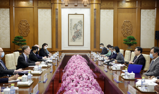 秦刚会见美国驻华大使伯恩斯。图片来源：外交部网站