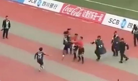 川超凉山队队员赛后飞踹主裁，警方已介入调查，律师：或面临拘留、罚款与长期禁赛