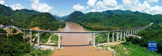  这是2020年7月24日在老挝拍摄的中老铁路班纳汉湄公河特大桥（无人机照片）。新华社发（潘龙柱 摄）
