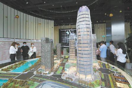 运河商务区沙盘，右侧高塔为新光大中心模型。本报记者 武亦彬摄