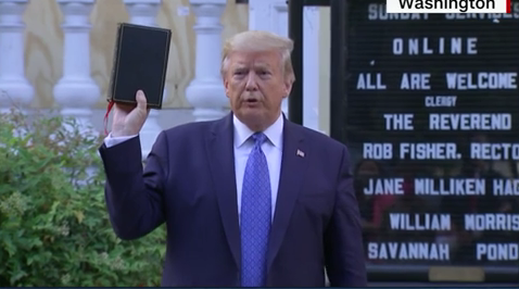  特朗普手持圣经在教堂前留影 图源：CNN