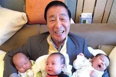 △李兆基怀抱3个孙子,笑到合不拢嘴。
