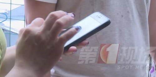 女人在洗澡:两名女生在公寓洗澡 洗手间窗外伸进来一只手(图)