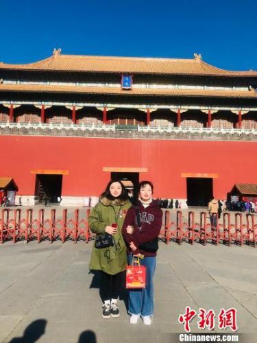 故宫博物院2018年度第1700万名观众(左)和友人合影 故宫博物院供图