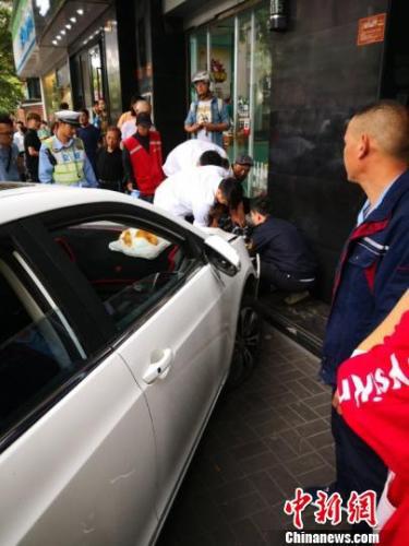 上海一非法网约车闯关逃逸致四人受伤。 供图