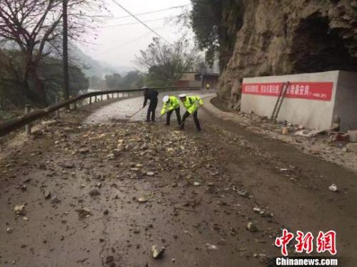 清理地震后的落石。　珙县宣传部供图