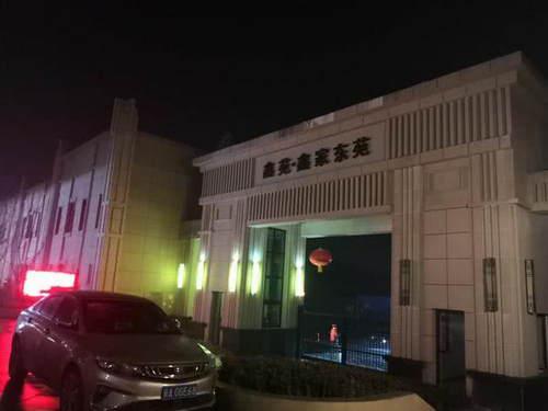 地下車庫暖氣管道掉落,多輛車被砸