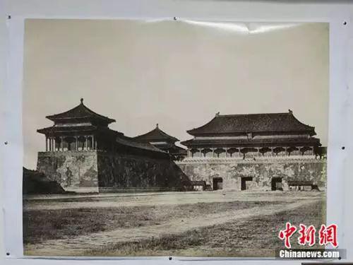  1860年的紫禁城照片。中新网记者 宋宇晟 翻摄