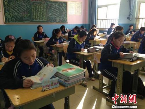 发改委:2019年底实现公办学校普遍向随迁子女开放 发改委:2019年底实现公办学校普遍向随迁子女开放