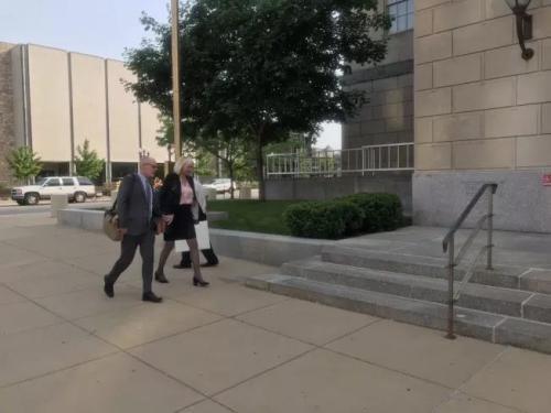 被告辨护律师进入法庭。(图片来源:美国《世界日报》特派员黄惠玲╱摄影) 被告辨护律师进入法庭。(图片来源:美国《世界日报》特派员黄惠玲╱摄影)