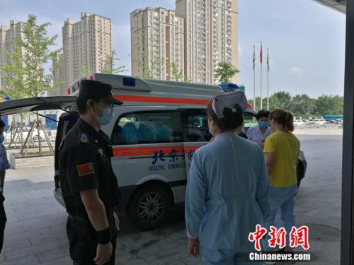 一辆急救车停在北京友谊医院通州院区急诊科外。 中新网记者 张尼 摄