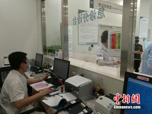 北京友谊医院通州院区急诊分诊台 &nbsp; &nbsp; &nbsp;中新网记者