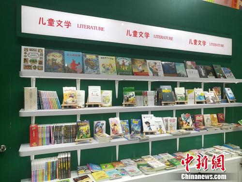 本届图博会上丰富多样的童书。上官云 摄