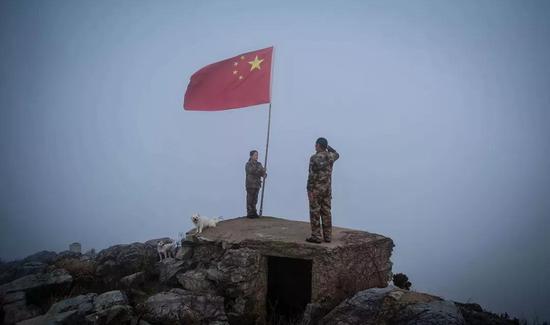 王继才夫妇在开山岛举行向国旗敬礼仪式。李响 摄