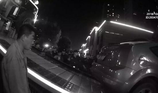 许某的车辆被拖车拖走